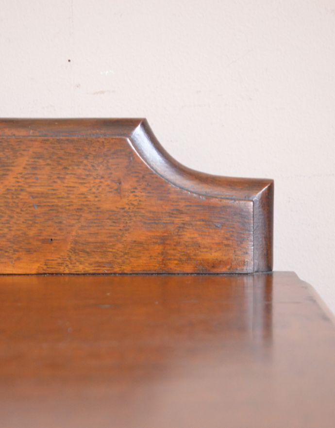 アンティークのチェスト アンティーク家具 英国のアンティーク家具、オーク材を使った3段サイドチェスト。さり気ないカッティングも、付いているだけで高級感が感じられます。(j-1685-f)