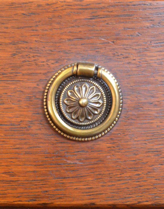 アンティークのチェスト アンティーク家具 英国のアンティーク家具、オーク材を使った3段サイドチェスト。引き出しの取っ手です。(j-1685-f)