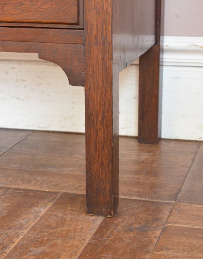 アンティークのチェスト アンティーク家具 英国のアンティーク家具、オーク材を使った3段サイドチェスト。スッキリとした真っ直ぐの脚がしっかりとキャビネットを支えます。(j-1685-f)