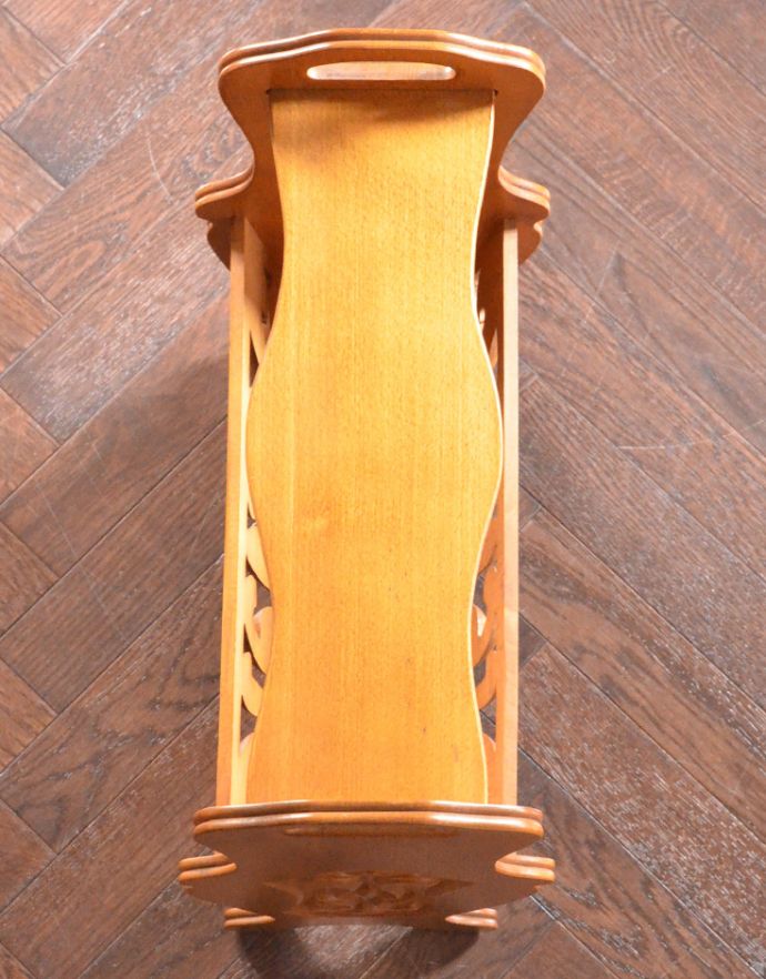 マガジンラック アンティーク家具 透かし彫りが美しい棚付きマガジンラック、持ち手が付いている小さなアンティーク家具。あると便利な天板です。(j-1686-f)