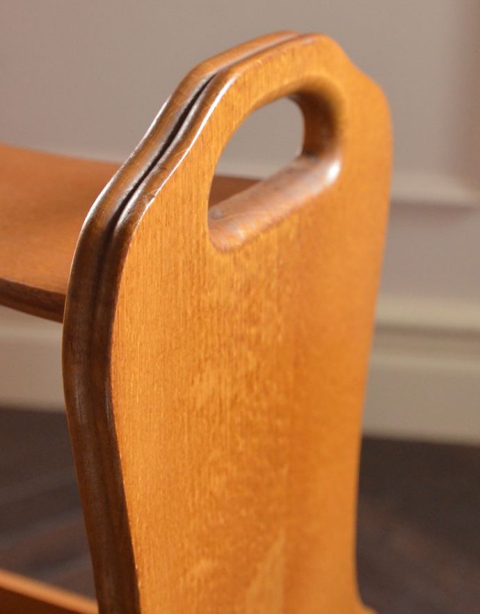 マガジンラック アンティーク家具 透かし彫りが美しい棚付きマガジンラック、持ち手が付いている小さなアンティーク家具。持ち手が付いているので、色々なお部屋への移動もらくらくです。(j-1686-f)