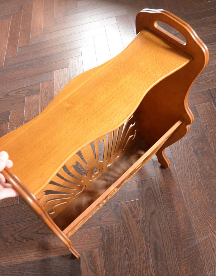 マガジンラック アンティーク家具 透かし彫りが美しい棚付きマガジンラック、持ち手が付いている小さなアンティーク家具。メンテナンスしているので安心してお使いいただけます。(j-1686-f)