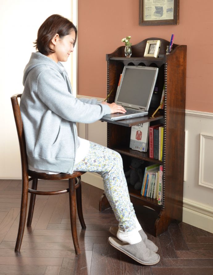 サイドバイサイド　アンティーク家具　どこにでも置けるサイズが魅力、英国のアンティークビューロー（デスク）。外国製のビューローは装飾があちこちにあるので、絵になるアイテム。(j-1689-f)