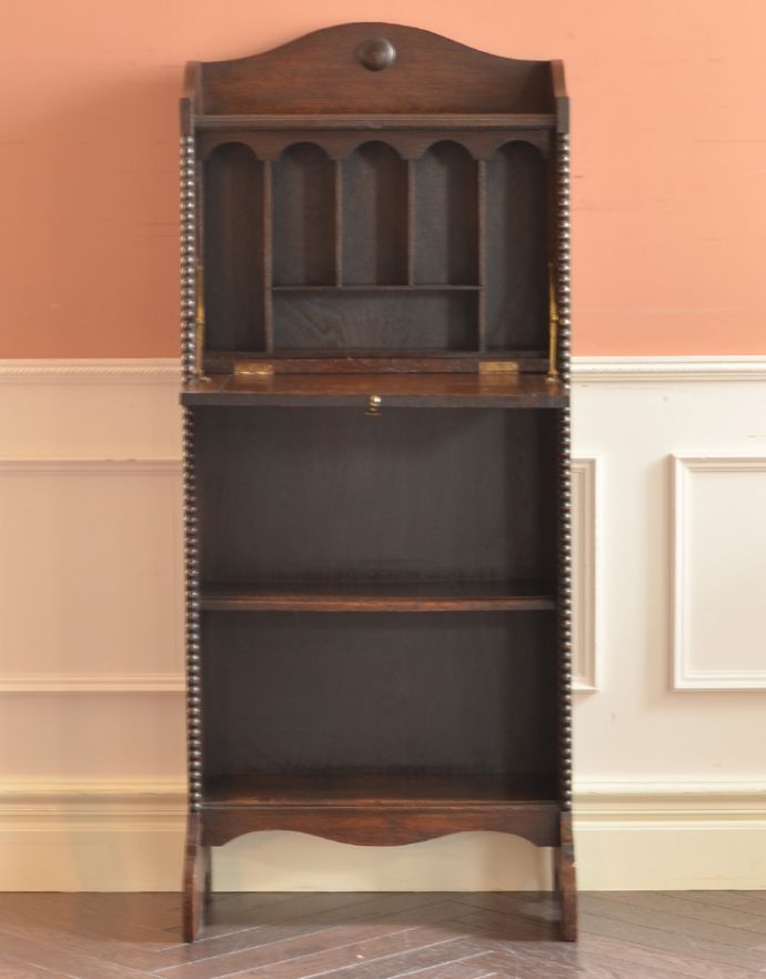 サイドバイサイド　アンティーク家具　どこにでも置けるサイズが魅力、英国のアンティークビューロー（デスク）。棚に化粧品を片付ければ、奥様のドレッサー代わりにもなりますよ。(j-1689-f)