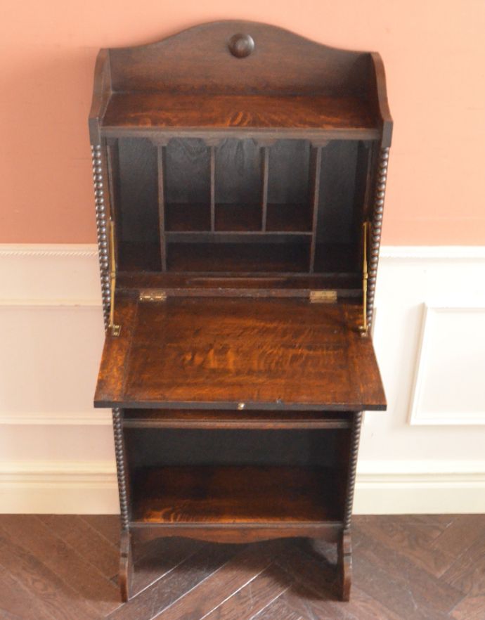 サイドバイサイド　アンティーク家具　どこにでも置けるサイズが魅力、英国のアンティークビューロー（デスク）。この通り天板は広々しているので、パソコンデスクとしても活躍してくれます。(j-1689-f)