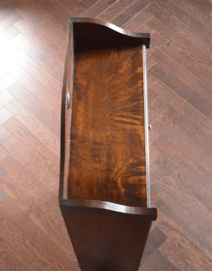 サイドバイサイド　アンティーク家具　どこにでも置けるサイズが魅力、英国のアンティークビューロー（デスク）。天板もピカピカにお直ししました。(j-1689-f)