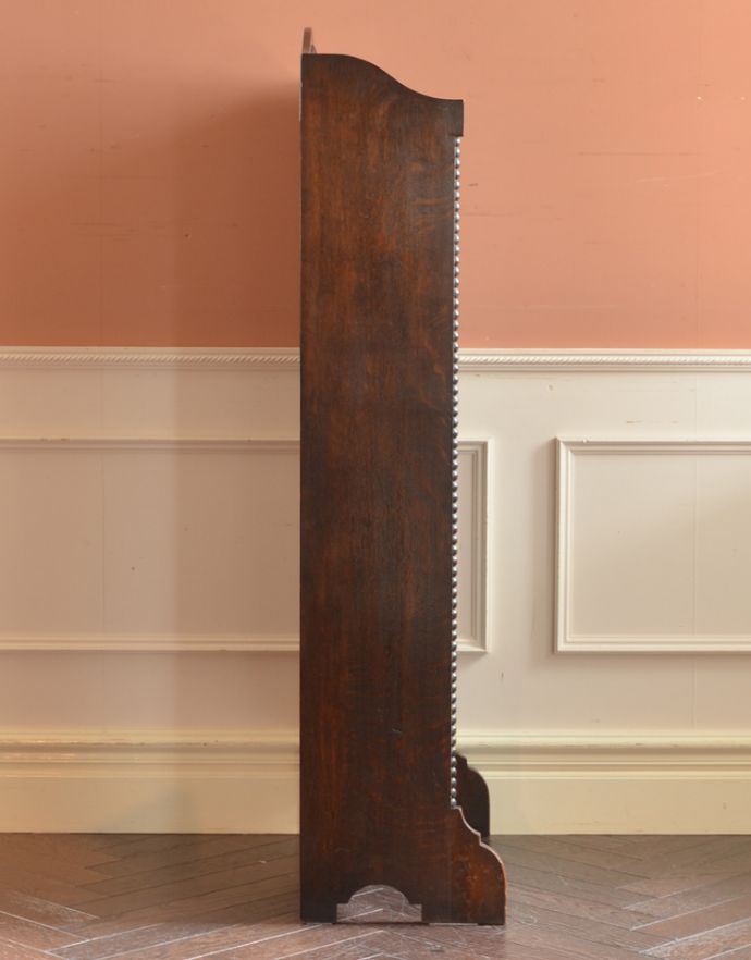 サイドバイサイド　アンティーク家具　どこにでも置けるサイズが魅力、英国のアンティークビューロー（デスク）。ビューローを閉じると、スッキリとしたキャビネットに。(j-1689-f)