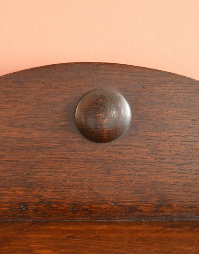 サイドバイサイド　アンティーク家具　どこにでも置けるサイズが魅力、英国のアンティークビューロー（デスク）。トップにアクセントになる装飾が付いています。(j-1689-f)