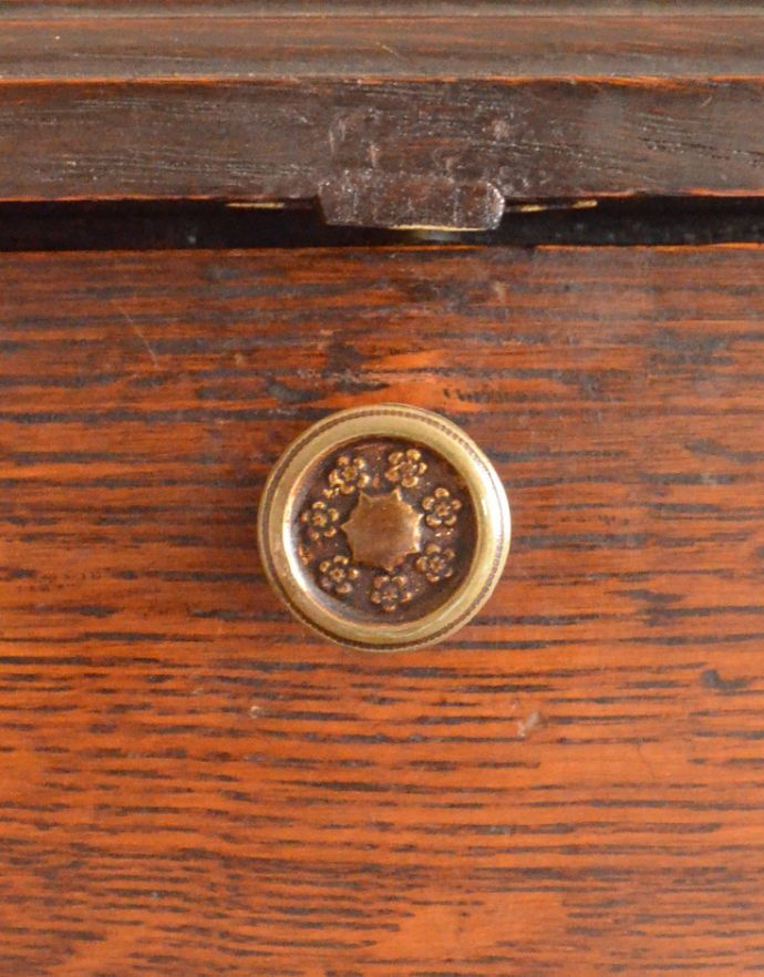 サイドバイサイド　アンティーク家具　どこにでも置けるサイズが魅力、英国のアンティークビューロー（デスク）。小さなお花が沢山付いた可愛らしい取っ手です。(j-1689-f)