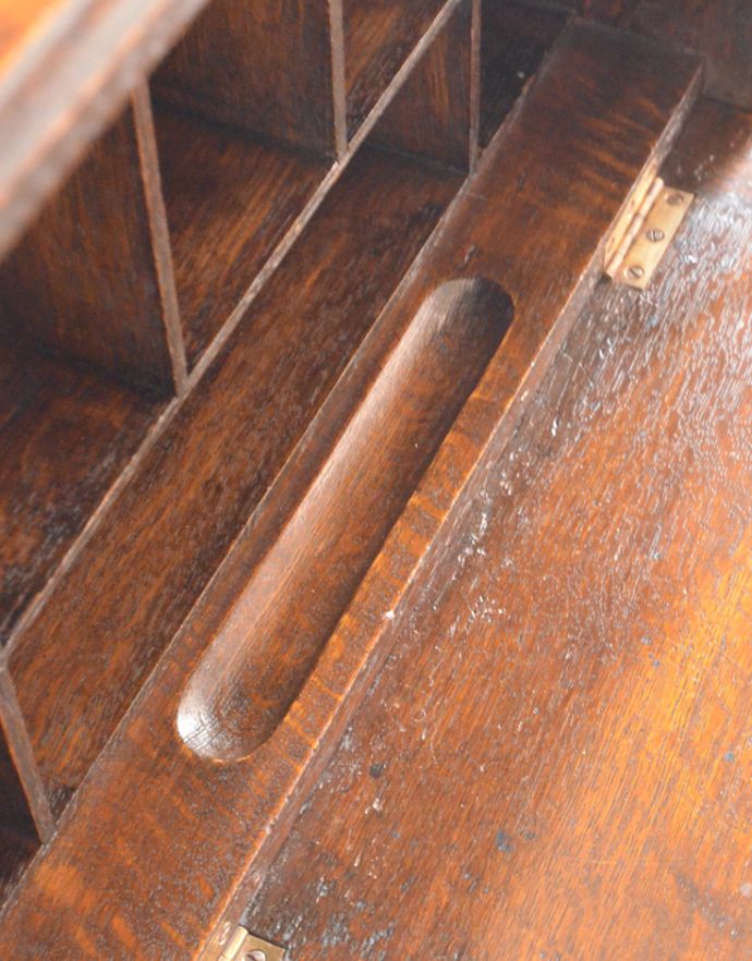 サイドバイサイド　アンティーク家具　どこにでも置けるサイズが魅力、英国のアンティークビューロー（デスク）。ペンが置ける様になっています。(j-1689-f)