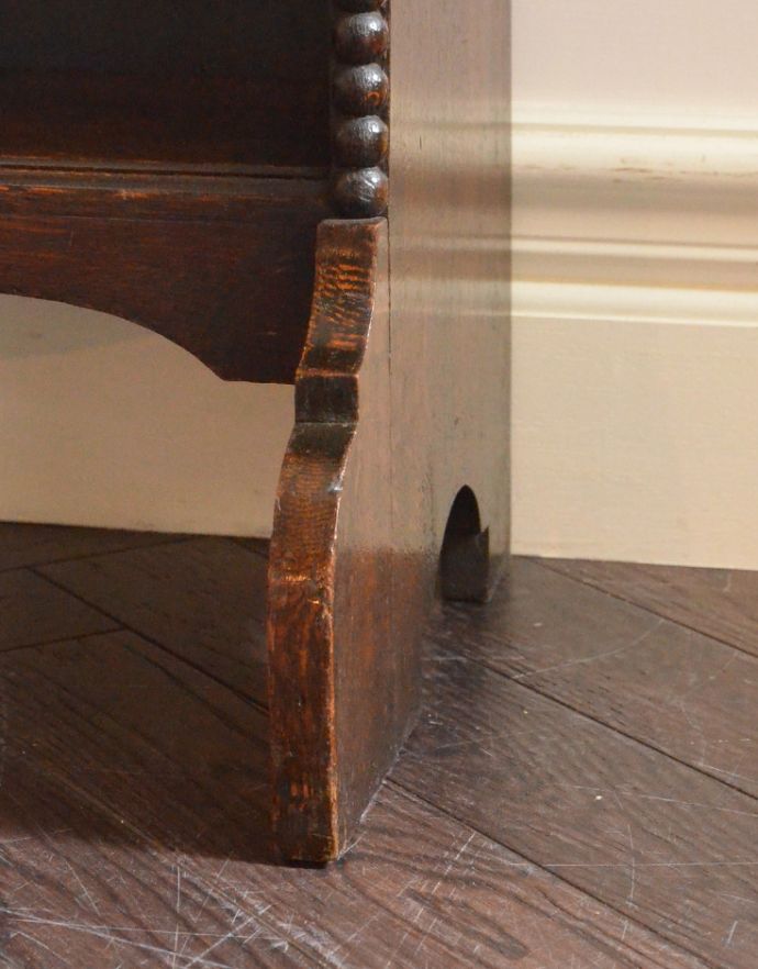 サイドバイサイド　アンティーク家具　どこにでも置けるサイズが魅力、英国のアンティークビューロー（デスク）。安定感のある脚がしっかり支えます。(j-1689-f)