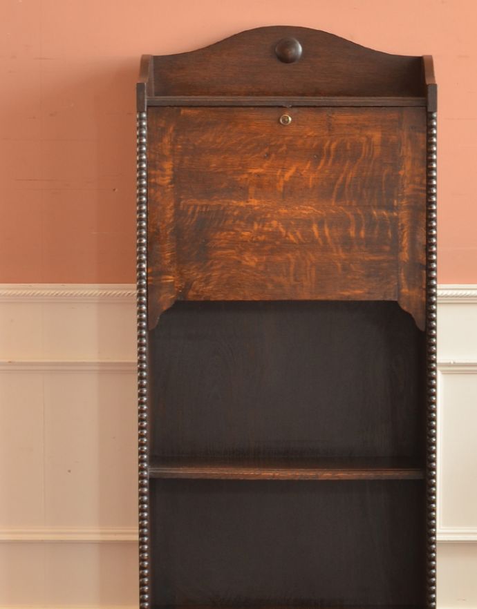 サイドバイサイド　アンティーク家具　どこにでも置けるサイズが魅力、英国のアンティークビューロー（デスク）。濃い茶色なので、日本の和室にも合いますよ。(j-1689-f)