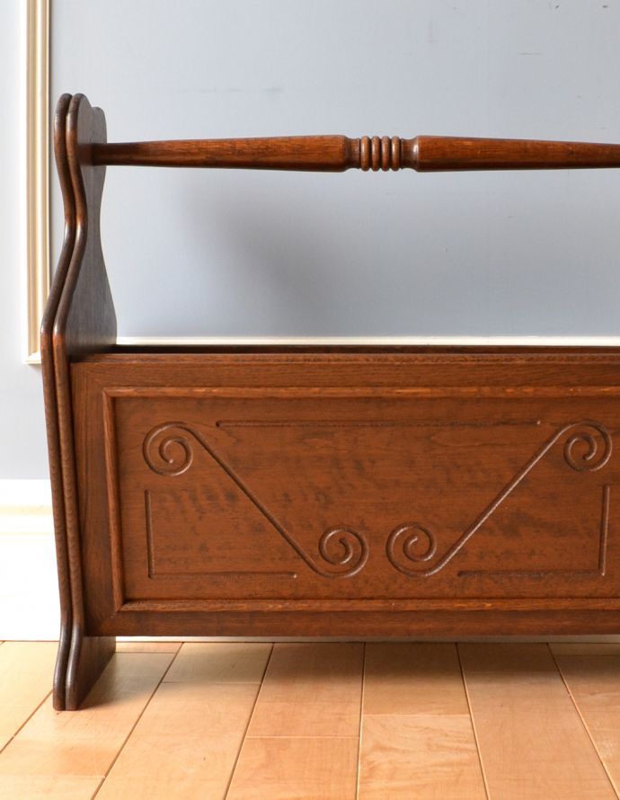 マガジンラック　アンティーク家具　木製のアンティークフランス家具、横から見ても可愛いマガジンラック。このマガジンラックなら、新聞さえおしゃれに収納できますね。(j-1690-f)