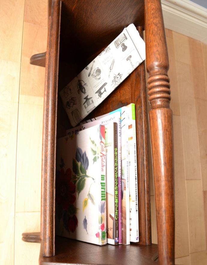 マガジンラック　アンティーク家具　木製のアンティークフランス家具、横から見ても可愛いマガジンラック。文庫本や雑誌がこんな風に収納できます！。(j-1690-f)