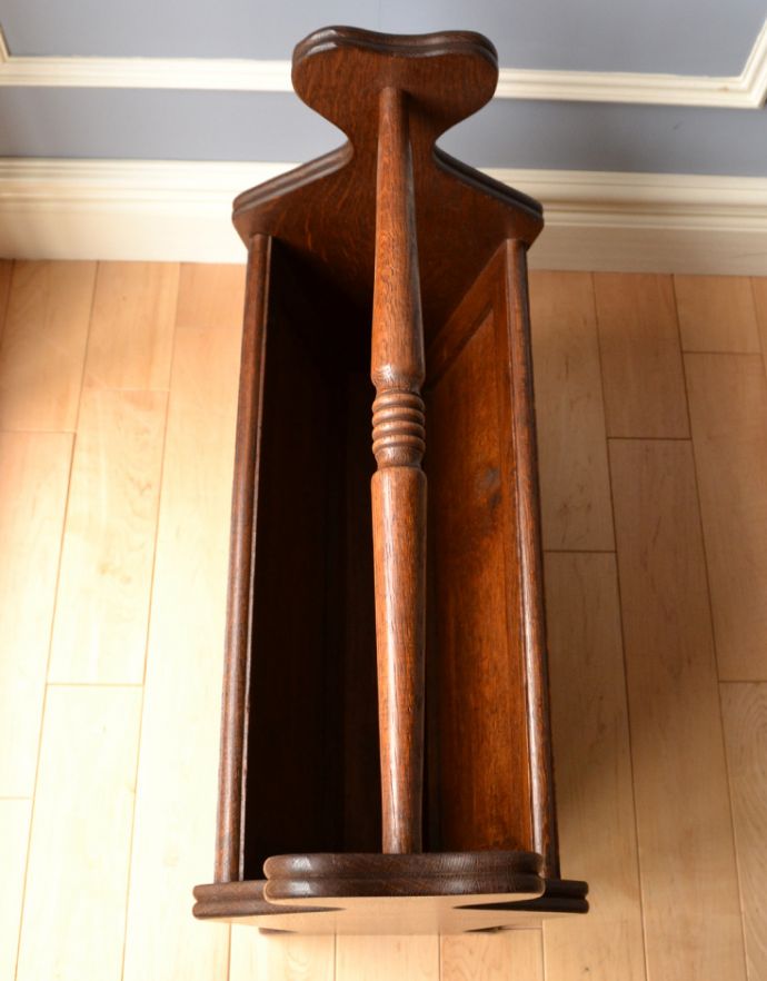 マガジンラック　アンティーク家具　木製のアンティークフランス家具、横から見ても可愛いマガジンラック。アンティークは新品ではないので、経年変化によるキズはありますが、専門の職人によって目立たないようにキレイにお直しをしています。(j-1690-f)