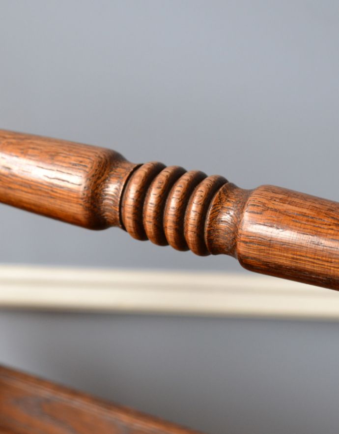 マガジンラック　アンティーク家具　木製のアンティークフランス家具、横から見ても可愛いマガジンラック。バーにも装飾が付いています。(j-1690-f)