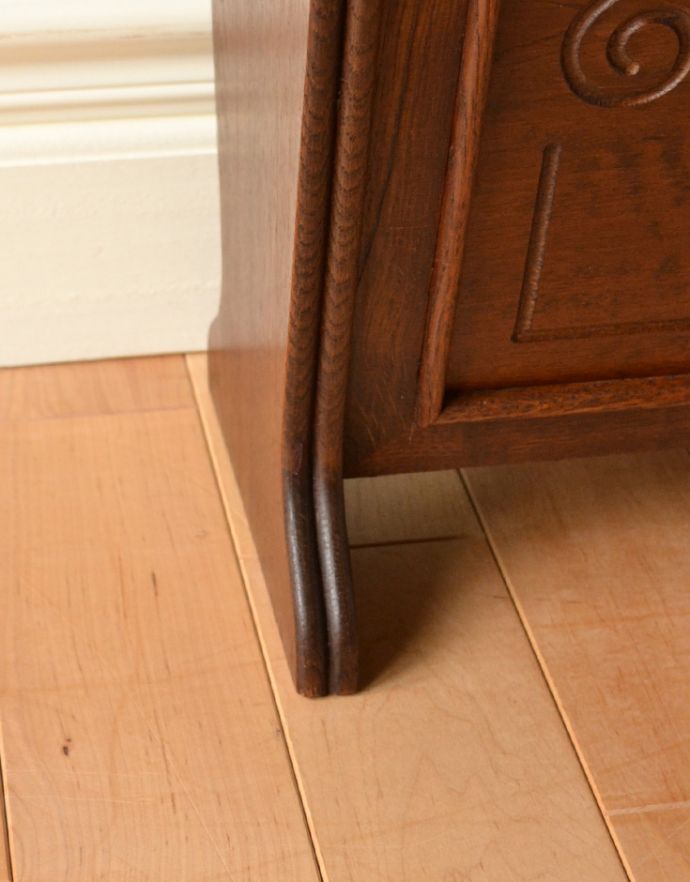 マガジンラック　アンティーク家具　木製のアンティークフランス家具、横から見ても可愛いマガジンラック。メンテナンスしているので安心してお使いいただけます。(j-1690-f)