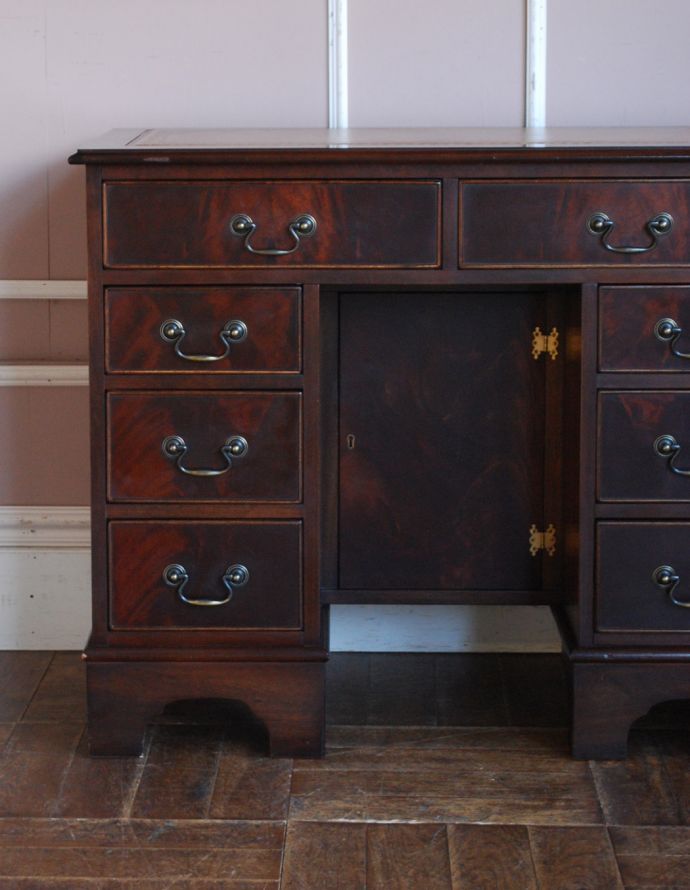 アンティークのデスク・書斎机 アンティーク家具 書斎で楽しむ英国アンティークのデスク、マホガニー材を使用した大人の勉強机。リビングの片隅に置けば、書き物からアイロンまで何でも使える家事コーナーを作れます。(j-1693-f)