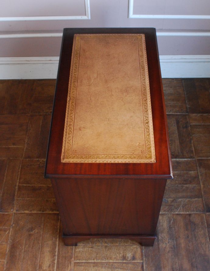 アンティークのデスク・書斎机 アンティーク家具 書斎で楽しむ英国アンティークのデスク、マホガニー材を使用した大人の勉強机。広い天板は作業がしやすくて重宝しますよ!きちんとお直ししているので、天板もキレイな状態です。(j-1693-f)