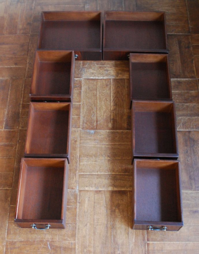 アンティークのデスク・書斎机 アンティーク家具 書斎で楽しむ英国アンティークのデスク、マホガニー材を使用した大人の勉強机。引き出しは全部で8杯。(j-1693-f)