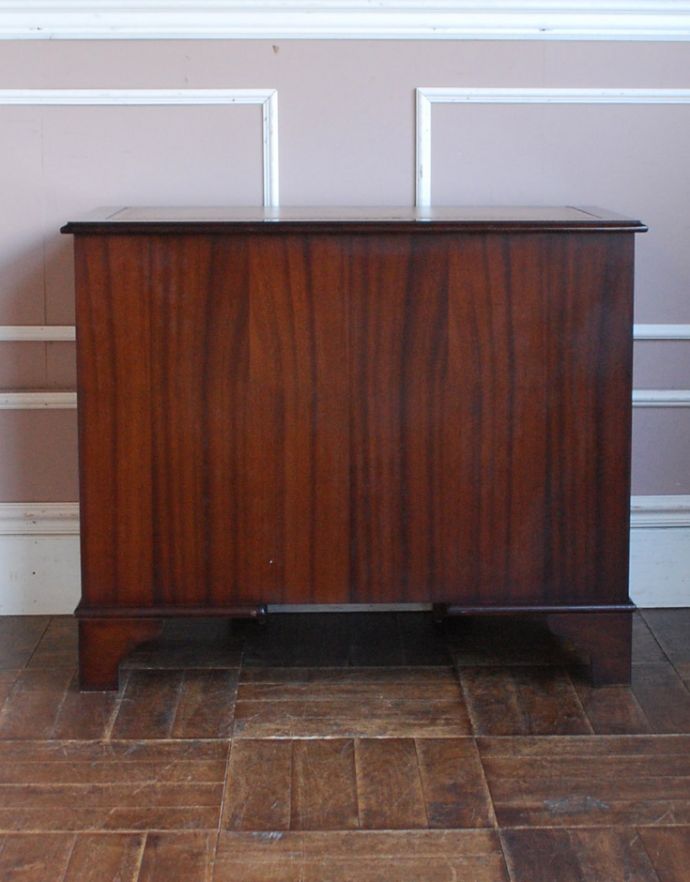 アンティークのデスク・書斎机 アンティーク家具 書斎で楽しむ英国アンティークのデスク、マホガニー材を使用した大人の勉強机。きちんとメンテナンスしているので、裏から見てもキレイな状態です。(j-1693-f)