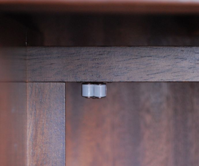 アンティークのデスク・書斎机 アンティーク家具 書斎で楽しむ英国アンティークのデスク、マホガニー材を使用した大人の勉強机。ローラーキャッチャーがあるので開閉はスムーズです。(j-1693-f)