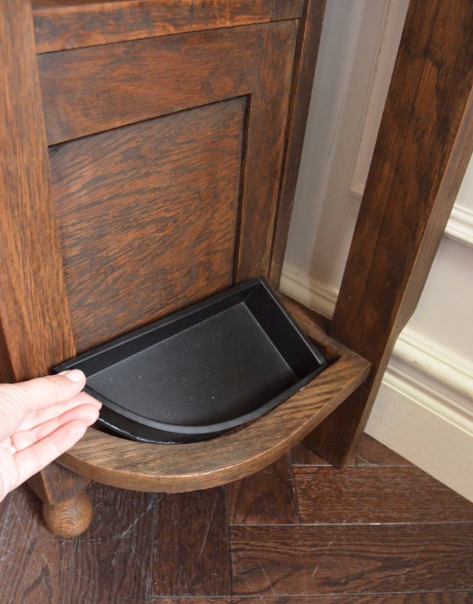 アンティークの玄関収納　アンティーク家具　玄関で使えるアンティーク英国家具、ベンチも付いたホールスタンド。本来ステッキスタンドだった場所は傘立てにピッタリ。(j-1695-f)