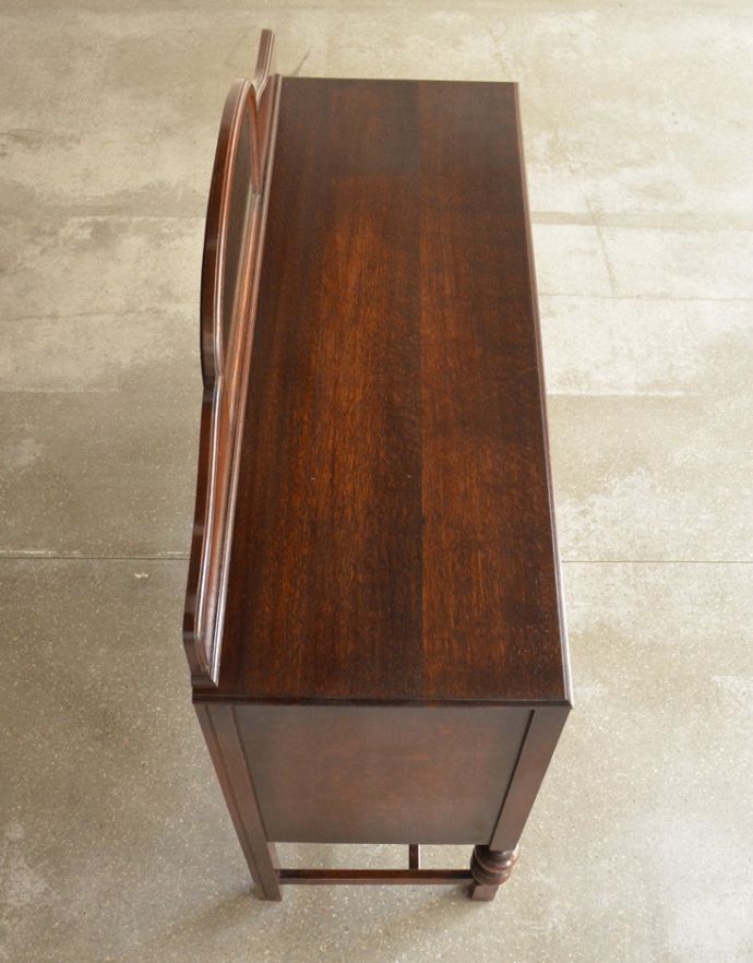 アンティークのチェスト　アンティーク家具　アンティーク英国家具、お花の彫りがキレイなオーク材のミラー付きサイドボード。天板もピカピカにお直ししました。(j-1696-f)