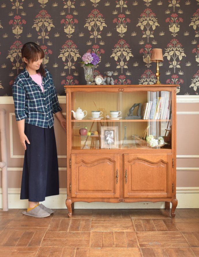 アンティークのキャビネット アンティーク家具 リビングで便利に使えるアンティーク家具、フランスのエレガントな木製キャビネット(ブックケース)。美しい彫で存在感があるキャビネット。(j-1697-f)