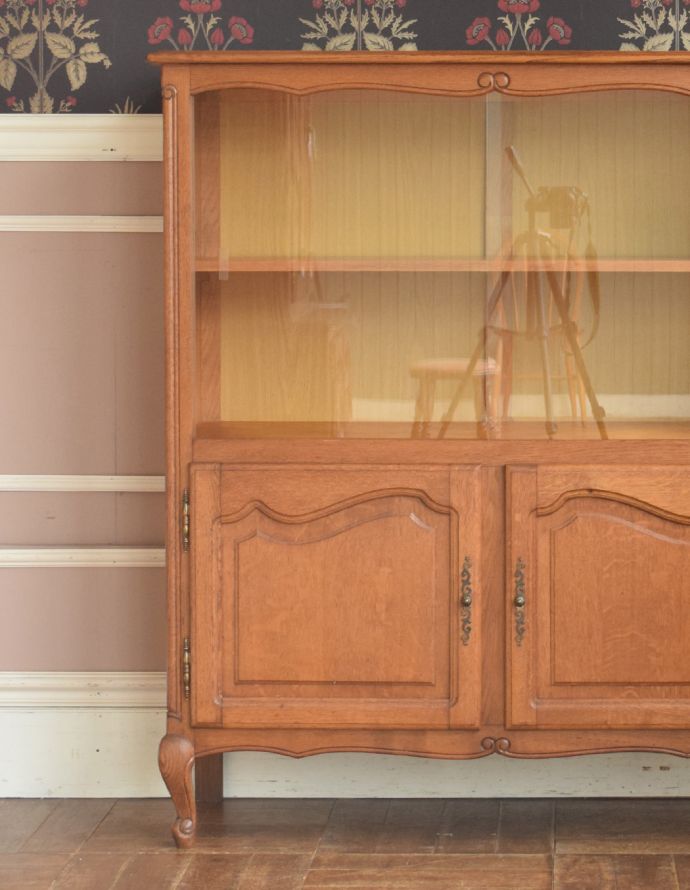 アンティークのキャビネット アンティーク家具 リビングで便利に使えるアンティーク家具、フランスのエレガントな木製キャビネット(ブックケース)。繊細で上品な彫りと猫脚です。(j-1697-f)