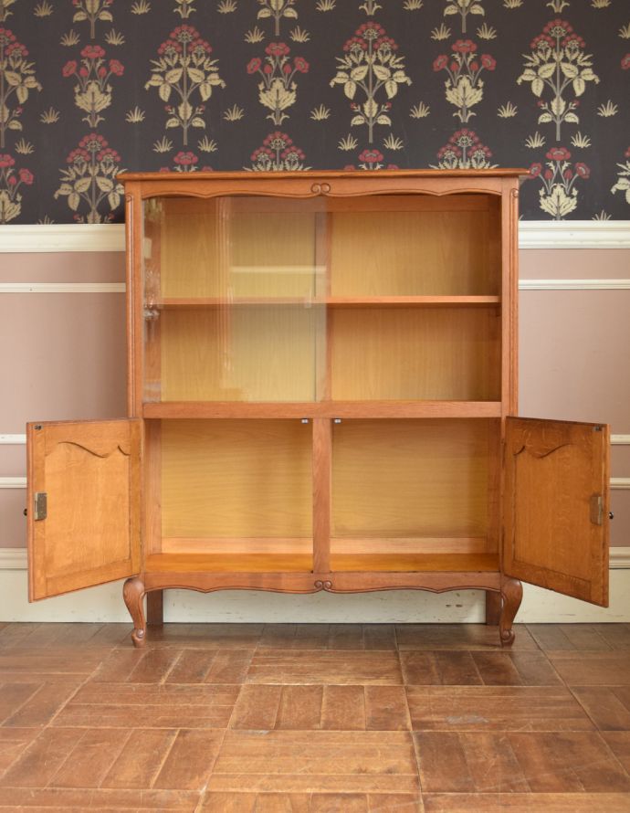 アンティークのキャビネット アンティーク家具 リビングで便利に使えるアンティーク家具、フランスのエレガントな木製キャビネット(ブックケース)。棚板があるので整理しやすいです。(j-1697-f)