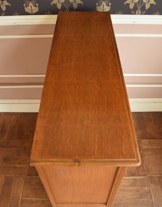 アンティークのキャビネット アンティーク家具 リビングで便利に使えるアンティーク家具、フランスのエレガントな木製キャビネット(ブックケース)。天板もピカピカにお直ししました。(j-1697-f)