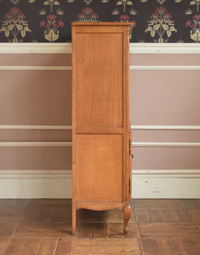 アンティークのキャビネット アンティーク家具 リビングで便利に使えるアンティーク家具、フランスのエレガントな木製キャビネット(ブックケース)。サイドも額縁みたいな高級感のある彫。(j-1697-f)