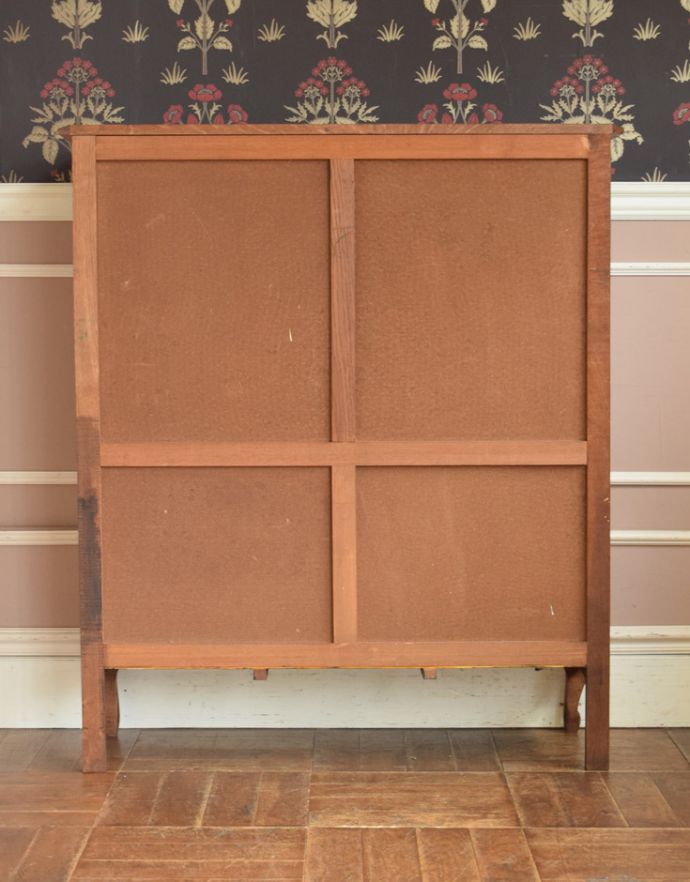 アンティークのキャビネット アンティーク家具 リビングで便利に使えるアンティーク家具、フランスのエレガントな木製キャビネット(ブックケース)。きちんとメンテナンスしてあるので、裏側もキレイです。(j-1697-f)