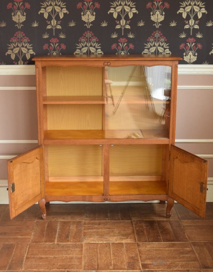 アンティークのキャビネット アンティーク家具 リビングで便利に使えるアンティーク家具、フランスのエレガントな木製キャビネット(ブックケース)。内側もキレイな状態です。(j-1697-f)