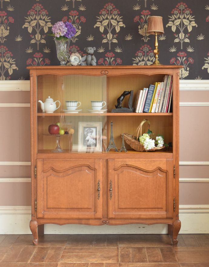 アンティークのキャビネット アンティーク家具 リビングで便利に使えるアンティーク家具、フランスのエレガントな木製キャビネット(ブックケース)。引き戸が珍しいデザインです!。(j-1697-f)