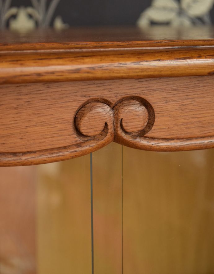 アンティークのキャビネット アンティーク家具 リビングで便利に使えるアンティーク家具、フランスのエレガントな木製キャビネット(ブックケース)。品のある装飾にはどこか和の美しさを感じます。(j-1697-f)