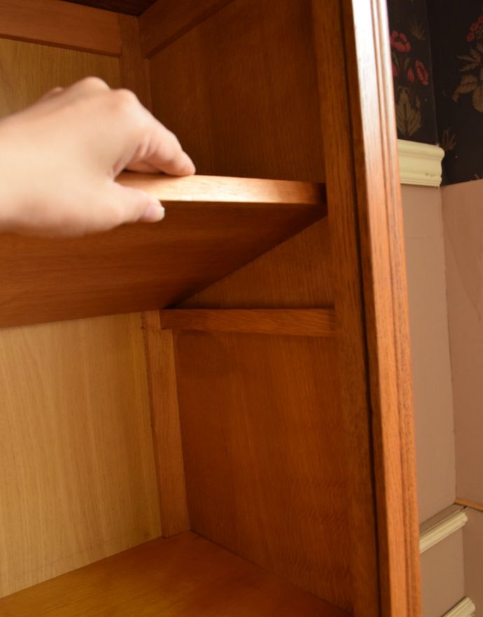 アンティークのキャビネット アンティーク家具 リビングで便利に使えるアンティーク家具、フランスのエレガントな木製キャビネット(ブックケース)。扉内も綺麗な状態です。(j-1697-f)