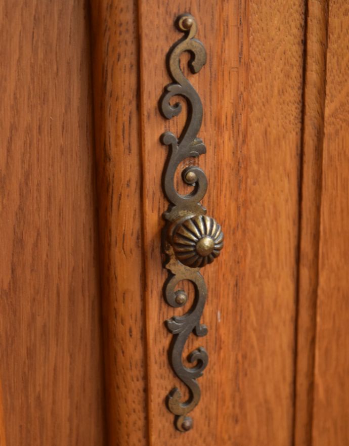 アンティークのキャビネット アンティーク家具 リビングで便利に使えるアンティーク家具、フランスのエレガントな木製キャビネット(ブックケース)。凝った繊細な装飾が、フランスらしいです。(j-1697-f)