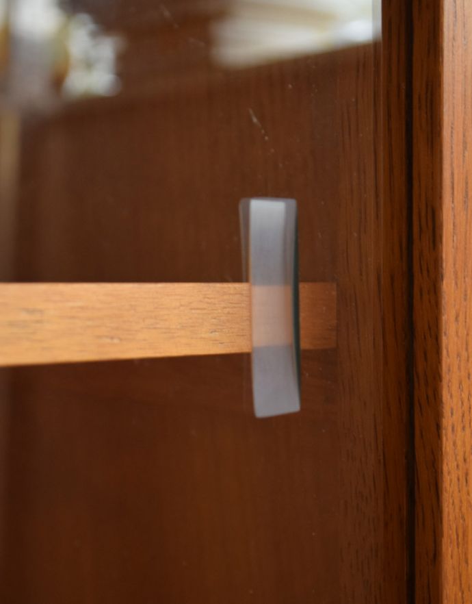 アンティークのキャビネット アンティーク家具 リビングで便利に使えるアンティーク家具、フランスのエレガントな木製キャビネット(ブックケース)。引き戸はお馴染みの取っ手です。(j-1697-f)