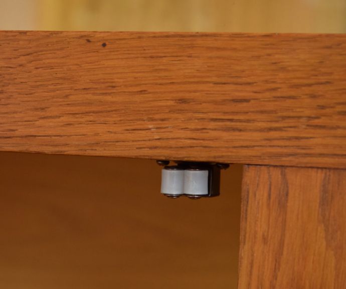 アンティークのキャビネット アンティーク家具 リビングで便利に使えるアンティーク家具、フランスのエレガントな木製キャビネット(ブックケース)。扉にはローラーキャッチャーが付いているので開け閉めはスムーズです。(j-1697-f)