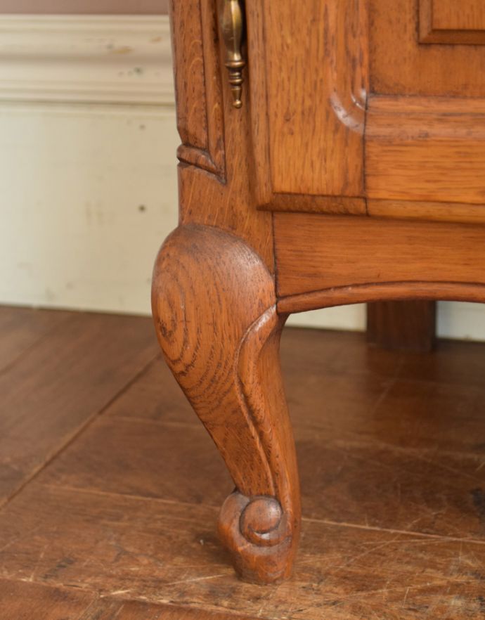 アンティークのキャビネット アンティーク家具 リビングで便利に使えるアンティーク家具、フランスのエレガントな木製キャビネット(ブックケース)。安定感のある脚がしっかり支えます。(j-1697-f)