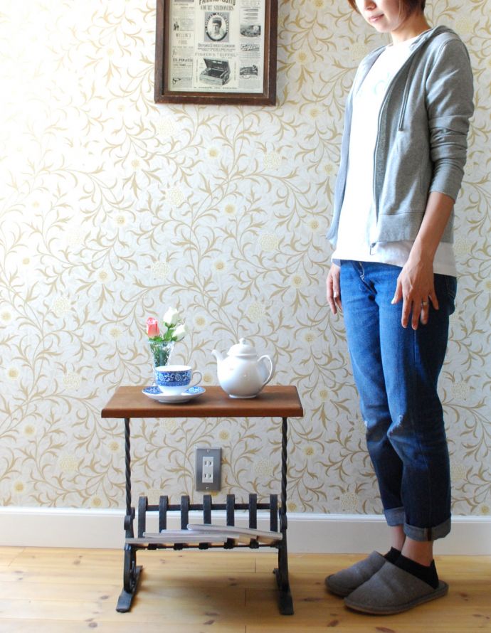 マガジンラック　アンティーク家具　アンティークの小さな家具、アイアン×木製のコラボがお洒落なマガジンラック。ベッドやソファの横など、どこにでもちょこんと置けるコンパクトサイズで便利です。(j-1698-f)