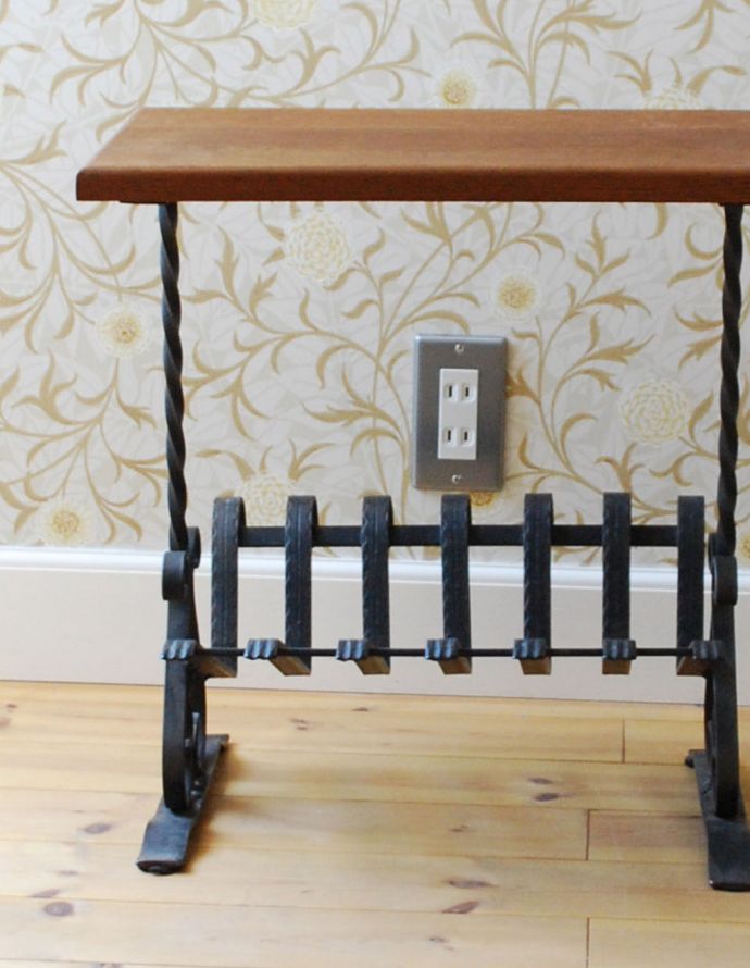 マガジンラック　アンティーク家具　アンティークの小さな家具、アイアン×木製のコラボがお洒落なマガジンラック。置いておくだけでも絵になるオシャレなデザインです。(j-1698-f)