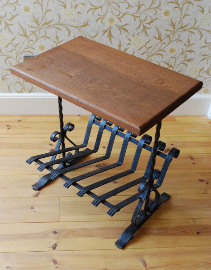 マガジンラック　アンティーク家具　アンティークの小さな家具、アイアン×木製のコラボがお洒落なマガジンラック。このマガジンラックなら、新聞さえかっこよく収納できますね。(j-1698-f)