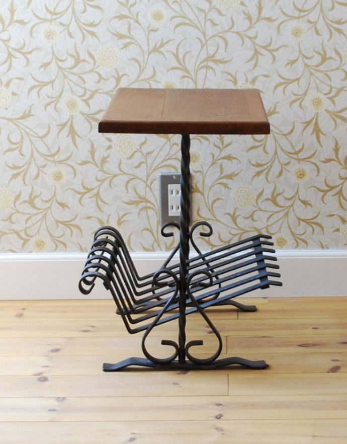 マガジンラック　アンティーク家具　アンティークの小さな家具、アイアン×木製のコラボがお洒落なマガジンラック。横からみても絵になるデザインです。(j-1698-f)