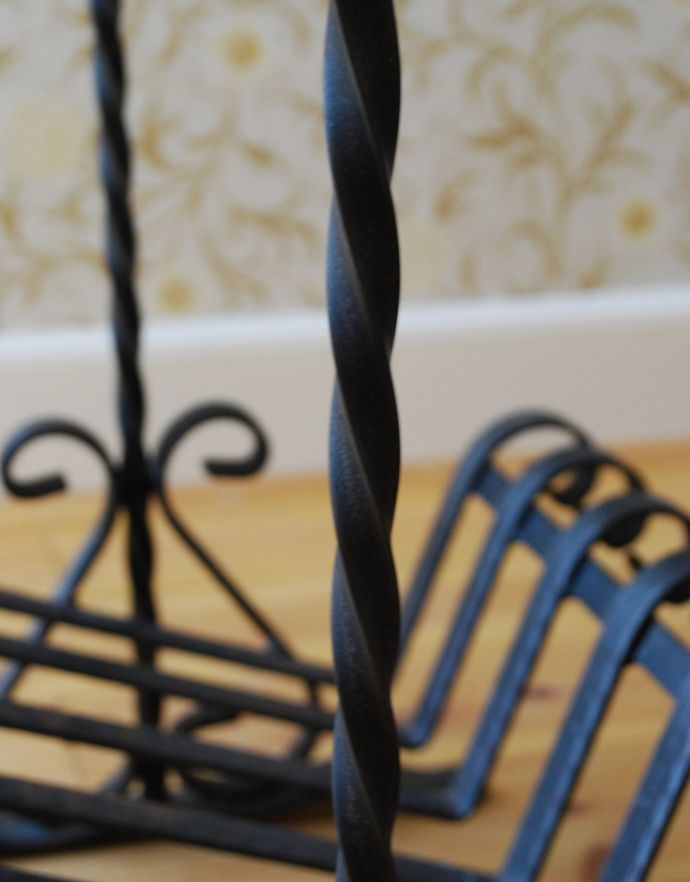 マガジンラック　アンティーク家具　アンティークの小さな家具、アイアン×木製のコラボがお洒落なマガジンラック。細いラインのアイアンデザインは、どこから見てもスッキリとした印象です。(j-1698-f)