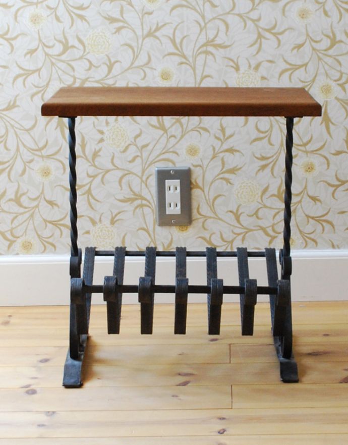 マガジンラック　アンティーク家具　アンティークの小さな家具、アイアン×木製のコラボがお洒落なマガジンラック。アンティークは新品ではないので、経年変化によるキズはありますが、 専門の職人によって目立たないようにキレイにお直しをしています。(j-1698-f)