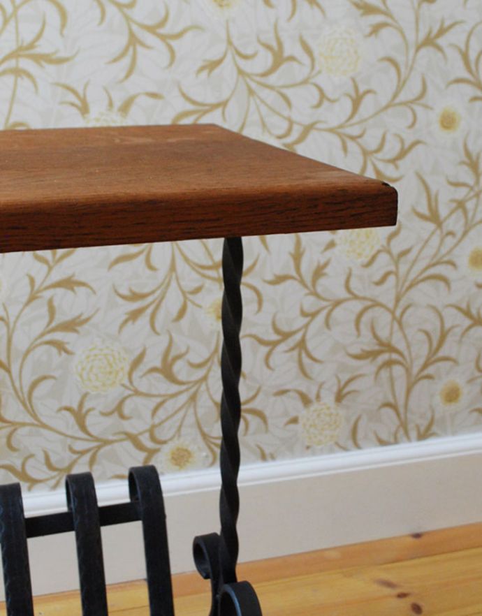 マガジンラック　アンティーク家具　アンティークの小さな家具、アイアン×木製のコラボがお洒落なマガジンラック。角が丸いので小さなお子様にも安心です。(j-1698-f)