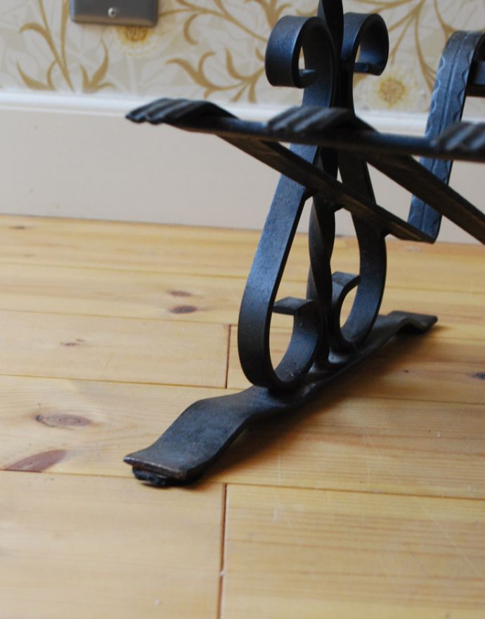 マガジンラック　アンティーク家具　アンティークの小さな家具、アイアン×木製のコラボがお洒落なマガジンラック。しっかりテーブルを支えます。(j-1698-f)